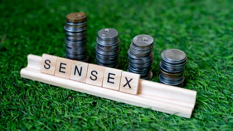 Sensex Declines 455 Points Amid Foreign Fund Outflows and Trade-Related Concerns