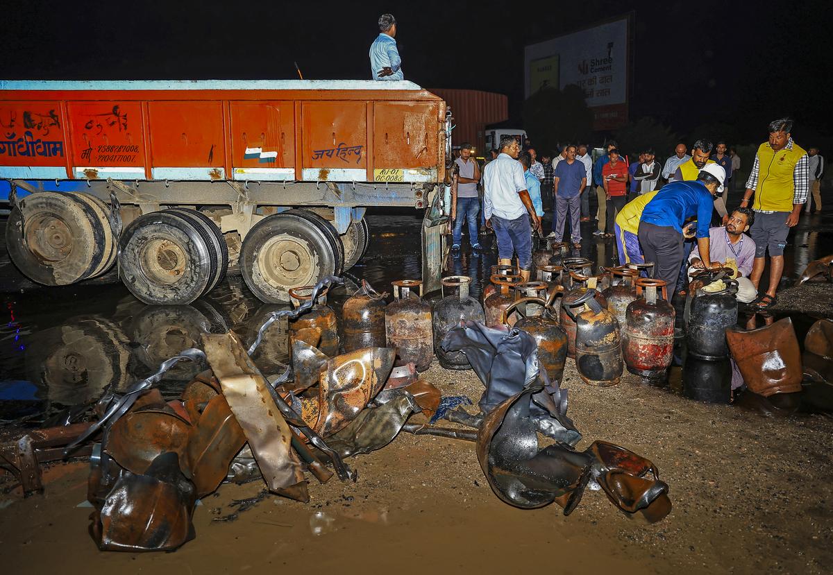 जयपुर-आज़मेर हाईवे हादसा: टैंकर से टकराने पर LPG सिलेंडर फटा, गंभीर स्थिति