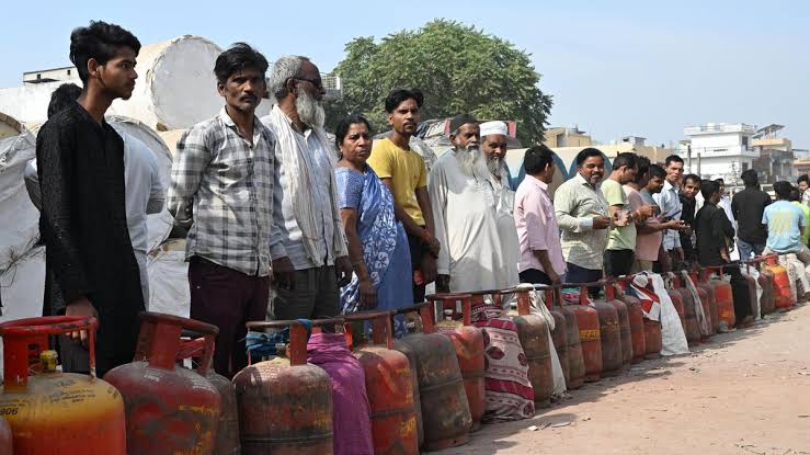 LPG Cylinder Shortage: Government Sets Production Quota for 21 Refineries to Boost Supply